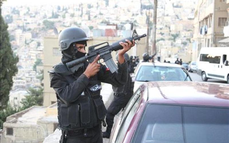 مداهمات تفضي للقبض على مطلوبين خطيرين