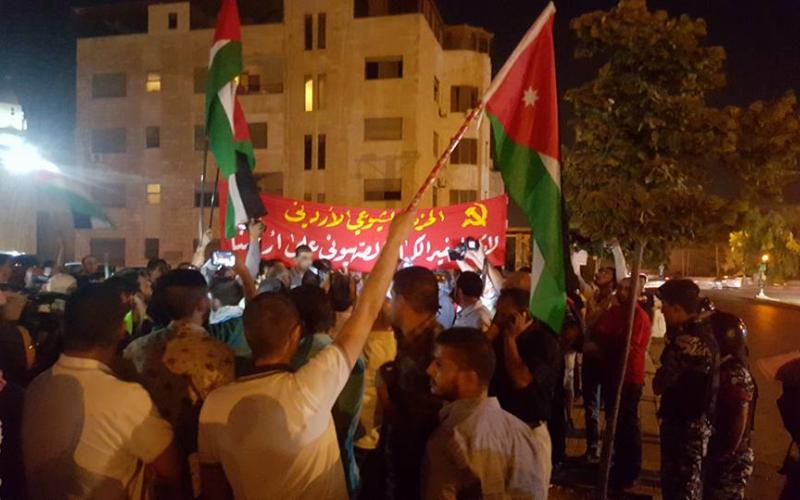 فعاليات شعبية وشبابية تعتصم عند الكالوتي نصرة للأقصى