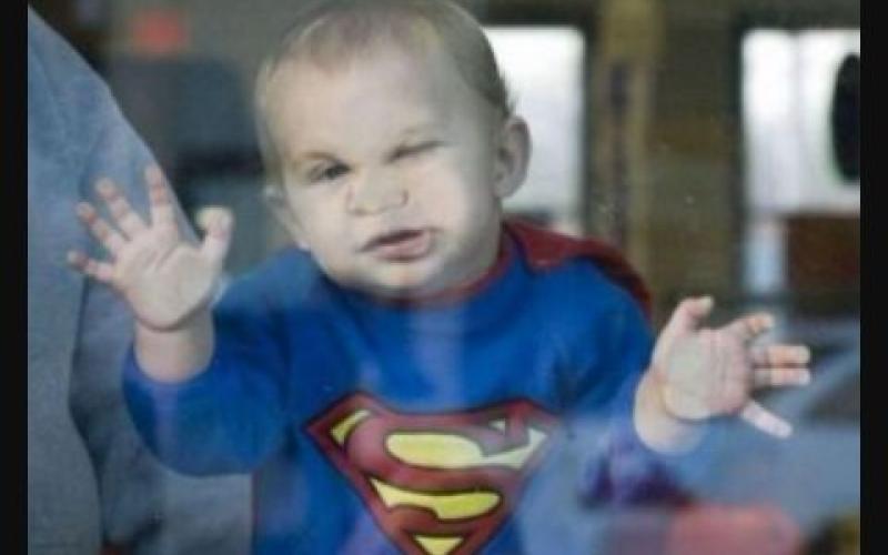 اطفال بالزرقاء يعرضون حياتهم والاخرين للخطر بمحاكاتهم للعنف المتلفز