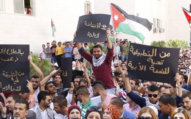 وقفة في "العلوم التطبيقية" دعما لانتفاضة السكاكين