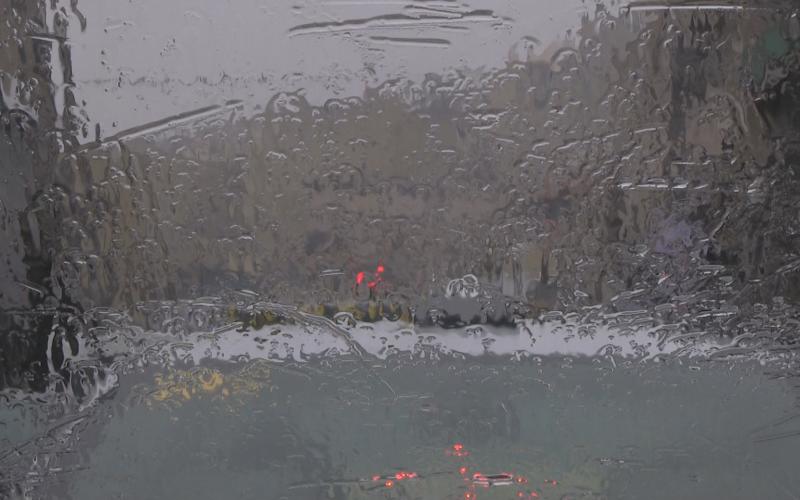 زخات رعدية من المطر وانخفاض الحرارة