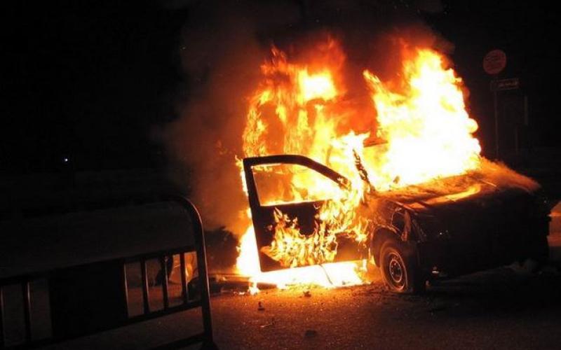 أب يحرق زوجته وطفليه داخل مركبة بعمّان