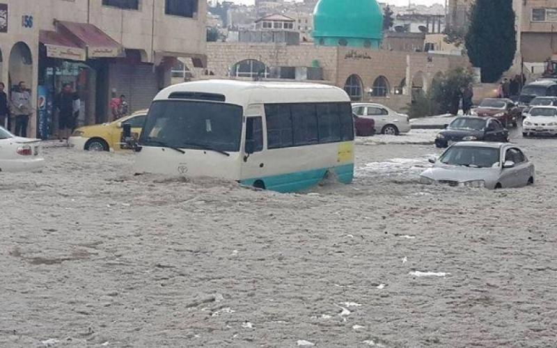 بداية المنخفض.. إغلاقات ومداهمة مياه الأمطار بالمناطق المنخفضة