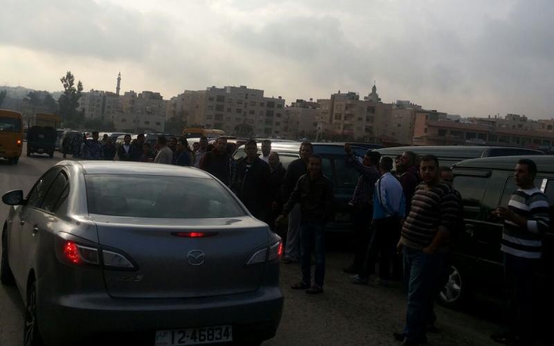 اعتصام لسائقي حافلات نقل الطلبة بانتظار تنظيم المهنة
