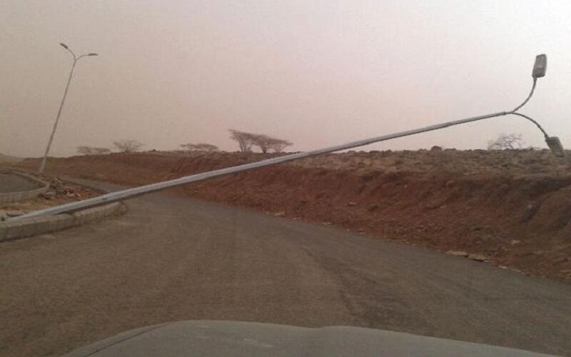 سقوط أعمدة كهرباء بسبب الرياح في الأغوار
