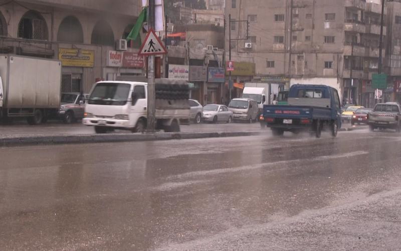 زخات مطر غزيرة وانخفاض على الحرارة