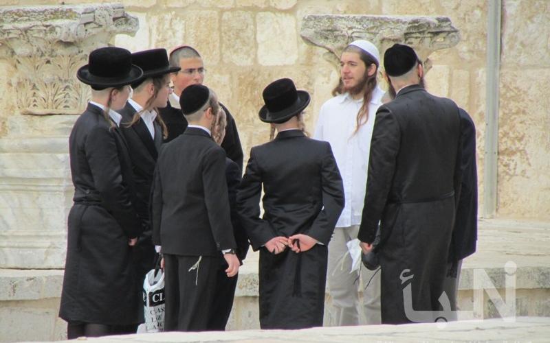 موظفو "الآثار الإسرائيليّة" يقتحمون الأقصى