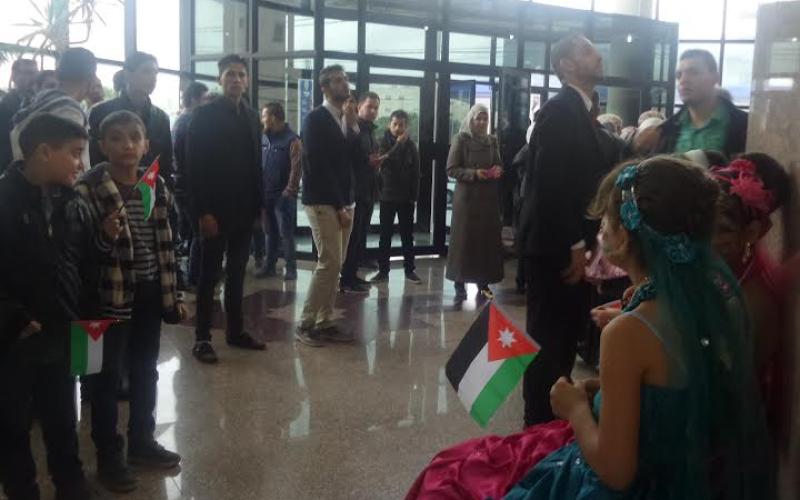 معرض تشكيلي لفنانين سوريين يرسم آمال وآلام اللاجئين