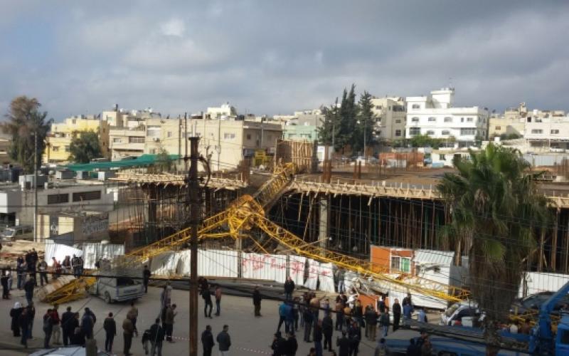 إصابة وتضرر مركبات بسقوط رافعة