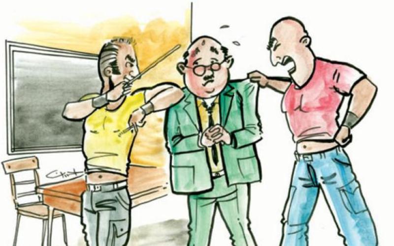 طالب وولي أمره يكسران ضلع معلم