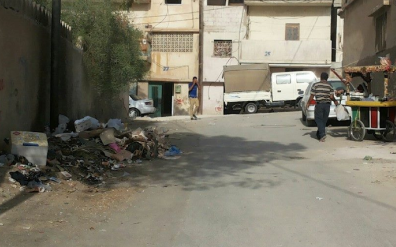 البلدية تتوصل لحل "هاتفي" لمشكلة تراكم النفايات حول مدرسة الليث