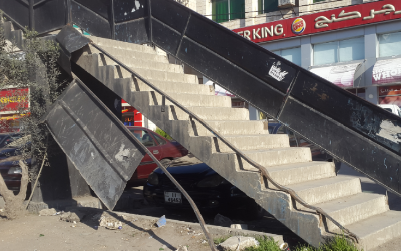 اختفاء قسم من حماية ادراج جسر مشاة السيفوي، والبلدية غائبة