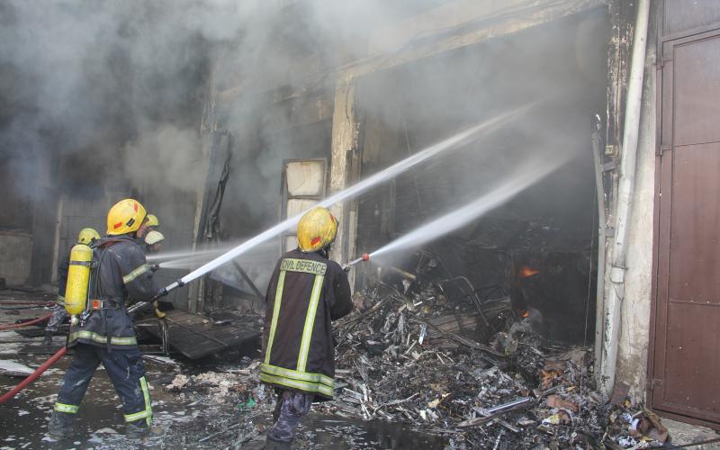 إخلاء 10 أشخاص حوصروا بدخان حريق في عمان