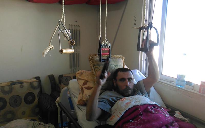 أبو أحمد.. إصرار على الحياة بجسد متهالك