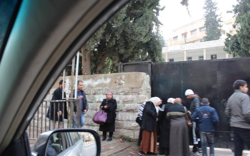 أمهات يأكلهن القلق والترقب على ابواب قاعات التوجيهي بالزرقاء
