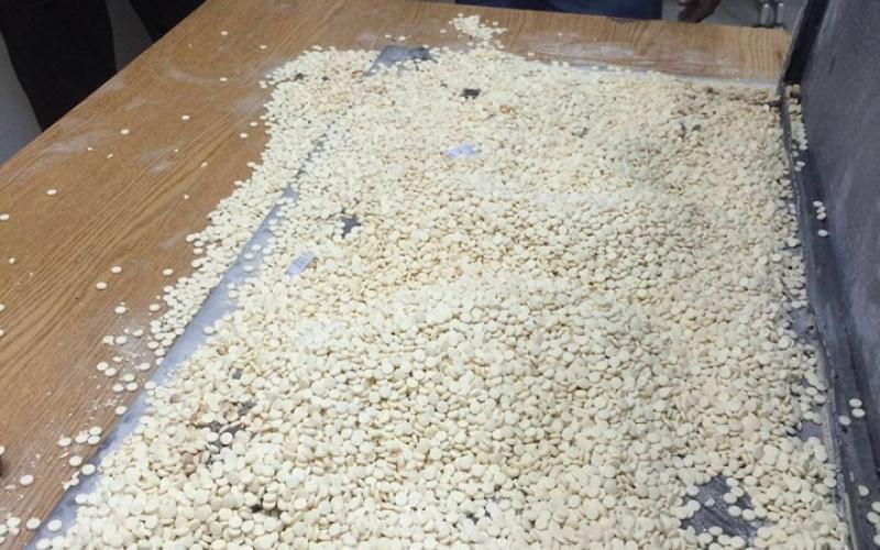 القبض على شخصين بتهمة تهريب حبوب مخدرة داخل جهاز طبيّ