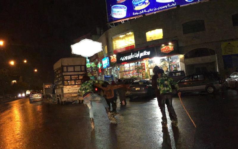 اطفال "السكيت" يحولون شوارع الزرقاء الى صالات مفتوحة للتزلج