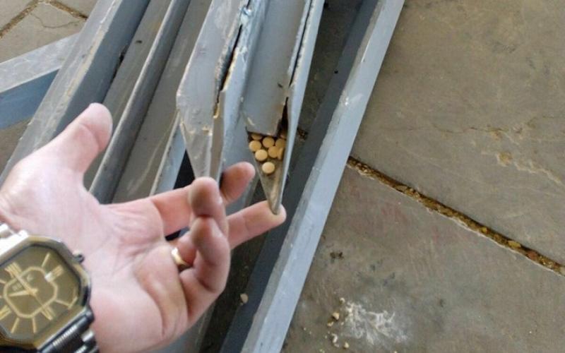 القبض على مشتبه به بتهريب 1.2 مليون حبة مخدرة