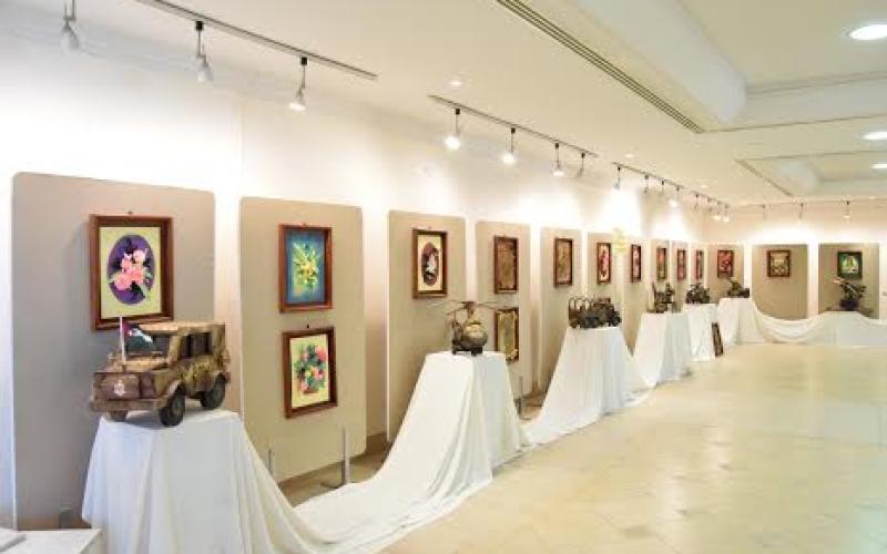 ابراهيم المجالي ينقل مهاراته في فن اعادة التدوير لطلبة "الهاشمية"