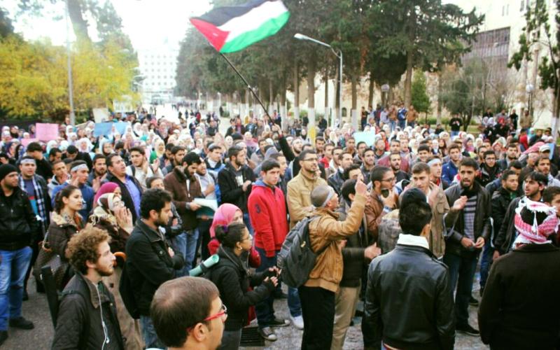 اعتصام في الأردنية ضد رفع الرسوم