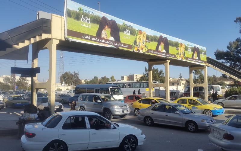 المشاة يهجرون جسورهم بالزرقاء بعد تحولها لمكاره صحية وملاذات للمتسكعين