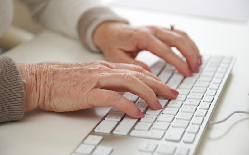 جيل الزرقاء القديم يلتحق بركب التكنولوجيا الرقمية