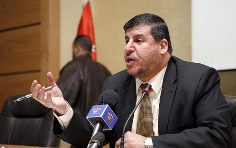 السعود يدعو لإغلاق البارات