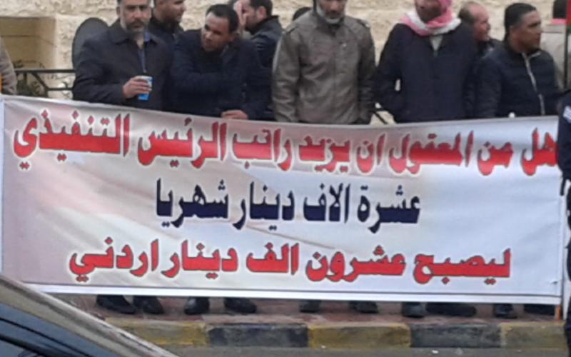 موظفو "الأبيض للأسمدة" يواصلون احتجاجهم