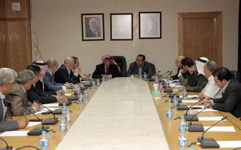 "نقل النواب" تطالب بتجميد ضريبة 5% على "التكسي"