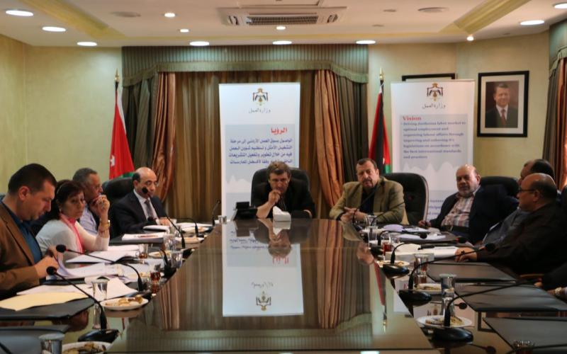 اللجنة الثلاثية لشؤون العمل تناقش الحد الأدنى للأجور