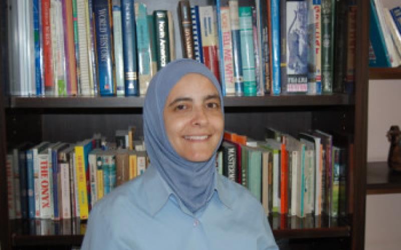 رنا الدجاني.. العالمة الاردنية التي تعتمر "خمس قبعات" "انا أم قبل ان اكون احدى ابرز 20 عالمة مسلمة واقوى مئة امراة عربية"