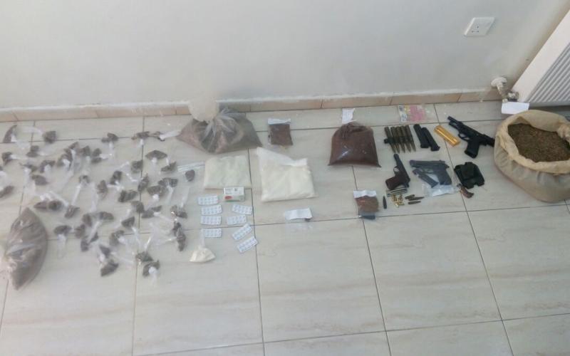 القبض على 10 مشتبه بهم في تجارة مخدرات