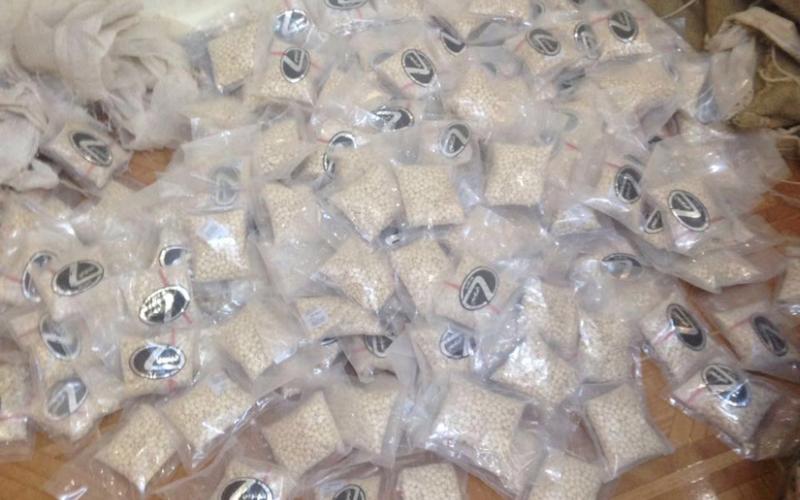 إحباط تهريب 157 ألف حبة مخدر ومقتل أحد المهربين