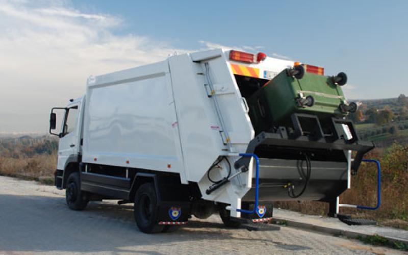 وفاة وإصابتان بانقلاب ضاغطة نفايات على مركبة