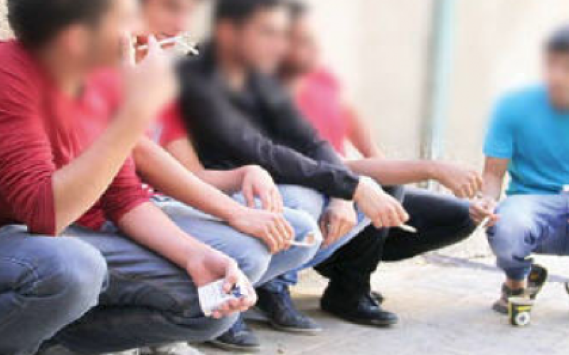 سجائر بـ"الفرط" على أبواب المدارس.. رغم التعليمات