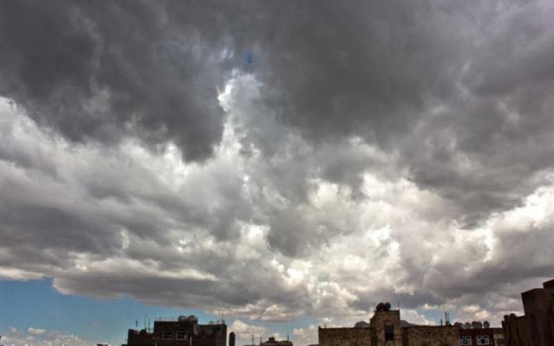 كتلة هوائية لطيفة وأمطار محتملة مساء