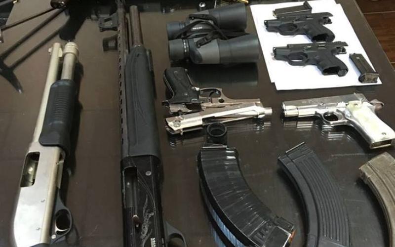 إصابة مطلوب والقبض على 13 بمداهمة في عين الباشا