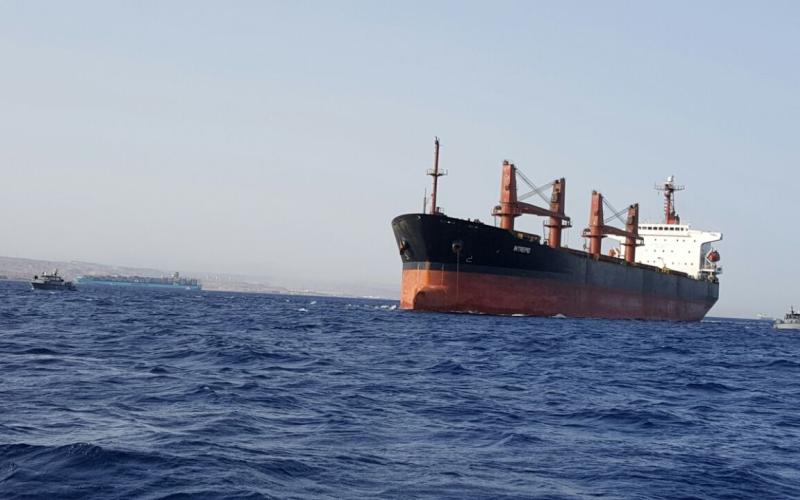 "البحرية الملكية" تحبط هروب سفينة شحن