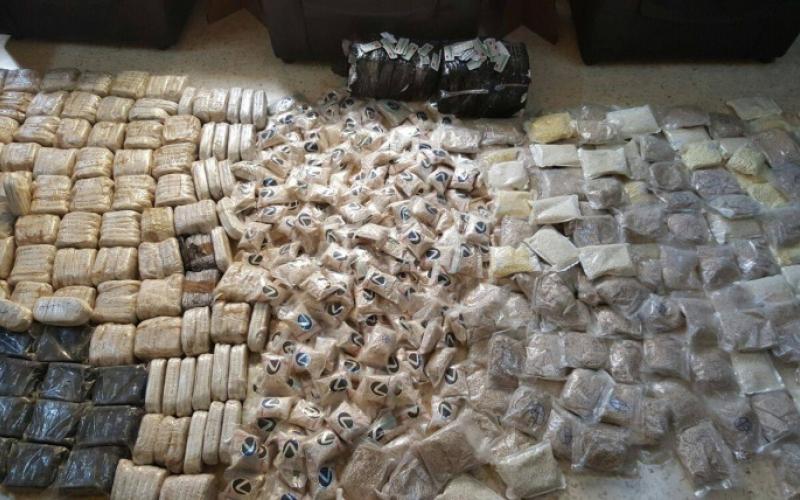 ضبط عدد من قضايا المخدرات والقبض على المتورطين