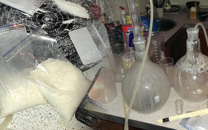 الأمن يضبط متهماً بتصنيع مواد مخدرة بمنزل في ناعور