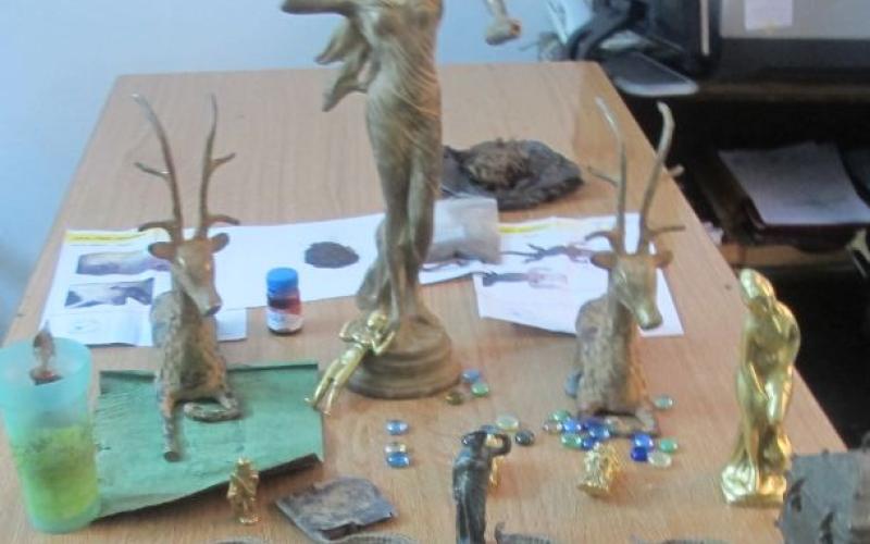 القبض على اثنين من أصل 3 متهمين في قضية احتيال بـ 130 ألف دينار