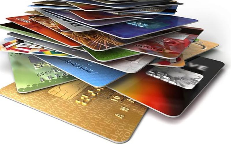 القبض على مشتبه به بسرقات وتزوير عن طريق 33 بطاقة ائتمان مزورة