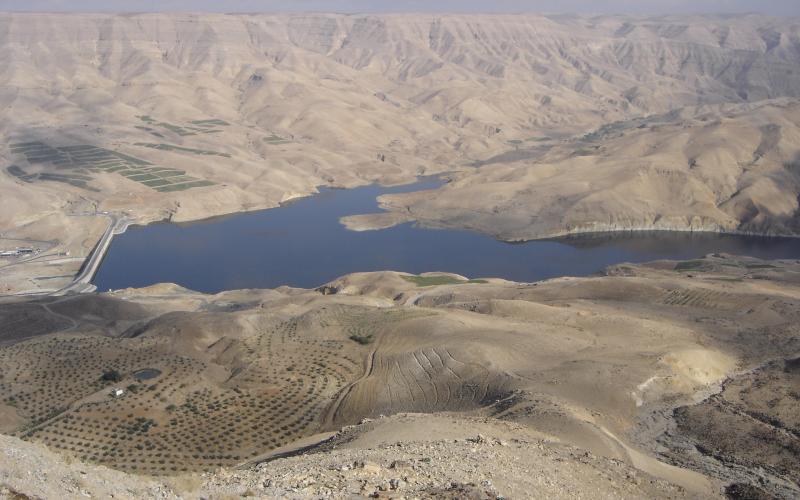 المياه.. زيادة على الطلب وشح بالموارد