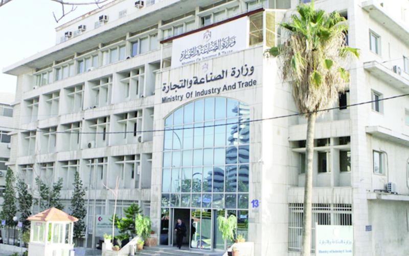 "الألبسة والأقمشة والأحذية" تبدأ أول اعتصاماتها ضد إلغاء الإعفاءات الضريبية والجمركية