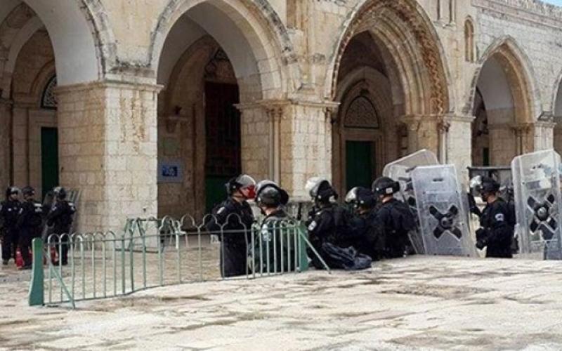 موظفون من "الآثار الإسرائيلية" داخل الأقصى بحماية شرطة الاحتلال