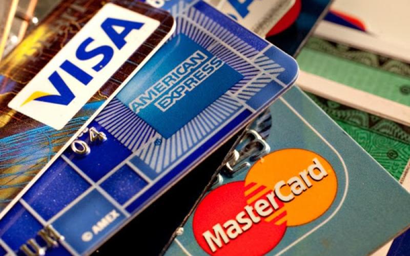 القبض على 7 مشتبه بهم باستخدام بطاقات إلكترونية مسروقة