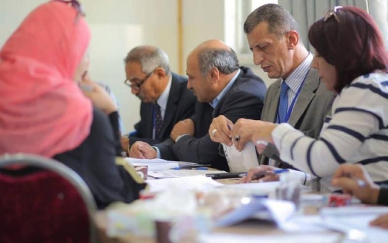 "عين على النساء" : سيدة راغبة بالترشح أمام مركز تسجيل البلقاء تبحث عن قائمة