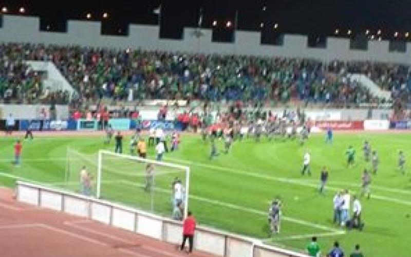 شغب في مباراة الوحدات والرمثا والاتحاد يحقق (فيديو)