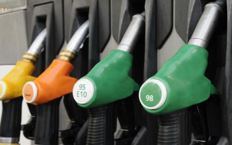 انخفاض سعر النفط 1.2% وترجيح تثبيت الأسعار