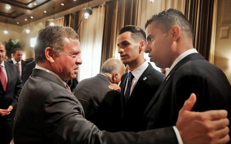 الملك يكرّم أبو غوش والعساف